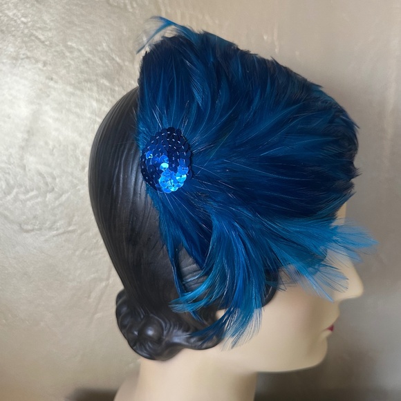 CLASSY 1950s\' COCKTAIL HAT COVERED IN NAVY FEATHERS & SEQUIN CIRCLE. main image 6